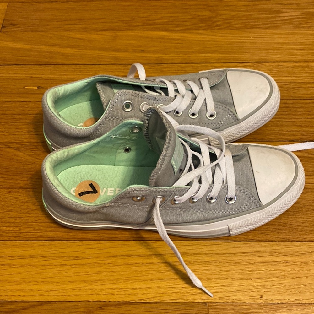 Like new grey converse sneakers